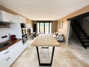 a kitchen with a table in the middle of a room at Appartement N1 moderne à 3min de Giverny in Limetz