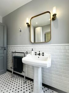 a bathroom with a white sink and a mirror at W27A - Splendide appartement à 3' de Giverny in Limetz