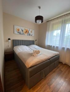 Postel nebo postele na pokoji v ubytování PRESTIGE PARK apartament z tarasem i parkingiem
