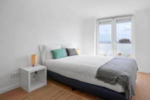 Ένα ή περισσότερα κρεβάτια σε δωμάτιο στο Sunny 2 bedroom apartment in Almada - Balconies with River View