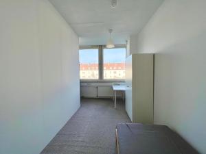um quarto com uma cama, uma secretária e uma janela em Monteurwohnung in Stadtnähe em Hanôver