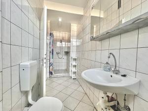 uma casa de banho branca com um WC e um lavatório em Monteurwohnung in Stadtnähe em Hanôver