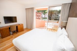 Postel nebo postele na pokoji v ubytování Vilamoura Garden Hotel