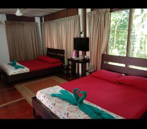 Postel nebo postele na pokoji v ubytování D'Impiana Riverview Chalet # Lenggong