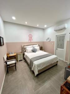 um quarto com uma cama grande e uma mesa em Homestay Song Ngọc Phan Thiết em Phan Thiet