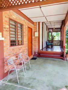Patio nebo venkovní prostory v ubytování D'Impiana Riverview Chalet # Lenggong