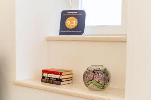 une étagère avec des livres et une bille de verre dessus dans l'établissement Dubrovnik Gate Apartments, à Dubrovnik