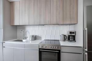 Una cocina o kitchenette en South Boston studio w wd nr red line BOS-886