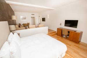 TV a/nebo společenská místnost v ubytování Vilamoura Garden Hotel