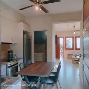 Η κουζίνα ή μικρή κουζίνα στο Bay Villas Lefokastro