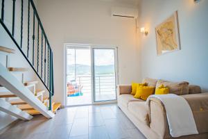 sala de estar con sofá y puerta corredera de cristal en Apartmani Bonaca, en Tivat