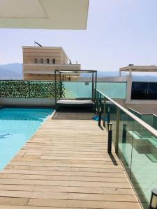 uma passagem que leva a uma piscina num edifício em Private Pool Luxury Penthouse em Eilat