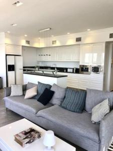 uma sala de estar com um sofá e uma cozinha em Private Pool Luxury Penthouse em Eilat