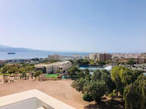 vista arial de uma cidade com um edifício e árvores em Private Pool Luxury Penthouse em Eilat