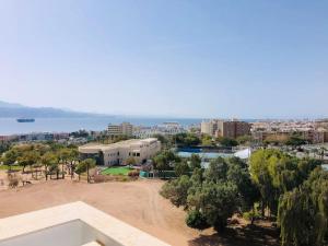 Vistas áridas a una ciudad con un edificio y árboles en Private Pool Luxury Penthouse, en Eilat