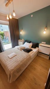 1 dormitorio con cama grande y ventana grande en Green Terrace Family Apartment, en Wroclaw