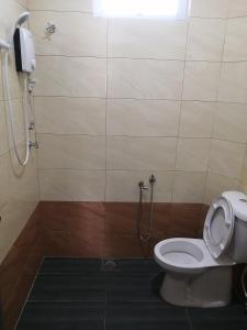een badkamer met een toilet en een douche bij HOMESTAY PD ERA in Port Dickson