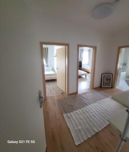 Un pat sau paturi într-o cameră la 80qm mit Balkon 3 getrennde Räume