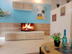 a living room with a fireplace in the wall at LOFT Centrico Santander - RH Altamar in Santander