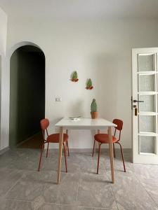 a table and four chairs in a room at la casa nel vicolo in Ascea