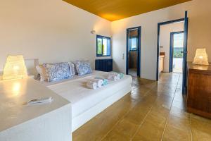 Postel nebo postele na pokoji v ubytování Hidesign Athens Villa In Sounio