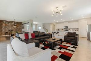 sala de estar con sofá y sillas y cocina en Large Home Up to 20 Guests BBQ Heated Pool SPA, en Kissimmee