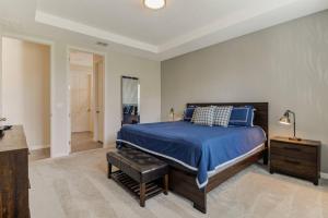 1 dormitorio con 1 cama con edredón azul en Large Home Up to 20 Guests BBQ Heated Pool SPA, en Kissimmee