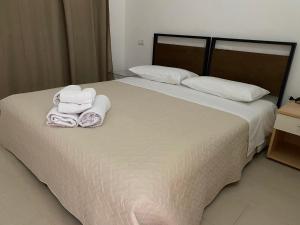 ein Hotelzimmer mit einem Bett mit Handtüchern darauf in der Unterkunft villetta con terrazza in Posada