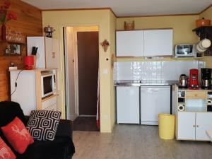 eine Küche mit weißen Geräten in einem Zimmer in der Unterkunft Appartement Les Adrets-Prapoutel, 2 pièces, 5 personnes - FR-1-557-57 in Les Adrets
