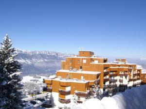 un edificio en la cima de una montaña cubierta de nieve en Appartement Les Adrets-Prapoutel, 2 pièces, 5 personnes - FR-1-557-57, en Les Adrets