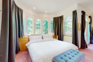 - une chambre avec un grand lit blanc et des fenêtres dans l'établissement Silver Lake Splendor, à Oak Harbor