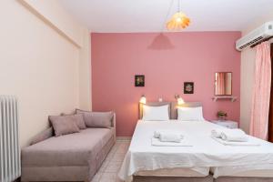 Una cama o camas en una habitación de Angelika Rooms