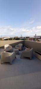 Casa terraza Quequén في قويقوين: السطح مع الأرائك والطاولات على السطح