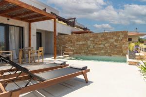 Bazén v ubytování Pnoes Luxury Suites nebo v jeho okolí