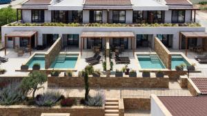 Bazén v ubytování Pnoes Luxury Suites nebo v jeho okolí