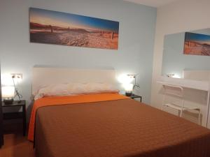 una camera con un letto e una coperta arancione di LOFT Centrico Santander - RH Altamar a Santander