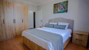 um quarto com uma cama grande e um armário em GRAND FAMILY HOME em Soğuksu