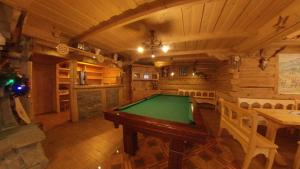 a game room with a pool table in a cabin at Dom Wypoczynkowy ''Elżbieta'' in Poronin