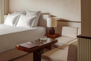 Säng eller sängar i ett rum på Cap d'Antibes Beach Hotel