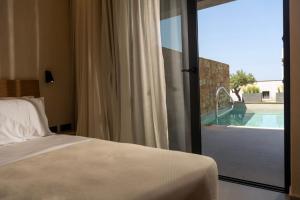 Bazén v ubytování Pnoes Luxury Suites nebo v jeho okolí