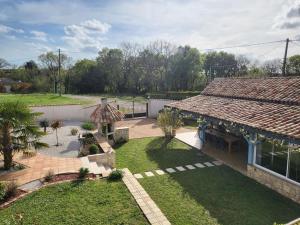an overhead view of a house with a yard at Grande maison avec piscine chauffée privée en Quercy in Lacour