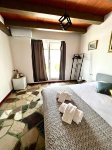 San Marco Luxury Rooms Umag في أوماغ: غرفة نوم عليها سرير وفوط