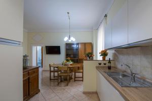 uma cozinha com um lavatório e uma mesa em IBibiena - CASA CAMALDOLI em Poppi