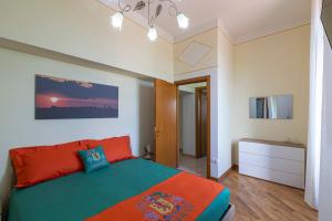 une chambre avec un grand lit et une chambre avec une télévision dans l'établissement IBibiena - CASA CAMALDOLI, à Poppi
