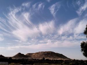 錫瓦的住宿－Friendo's House & Hot Spring，沙漠中两座山的云天