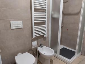 een badkamer met een douche, een toilet en een wastafel bij La Casetta di Gio' con Parcheggio in Lerici