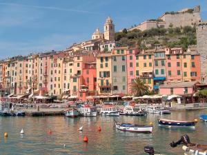 un gruppo di imbarcazioni in un bacino idrico con edifici di La Casetta di Gio' con Parcheggio a Lerici