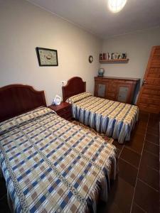 een hotelkamer met 2 bedden in een kamer bij Casa El Lloreu in Antimio de Abajo