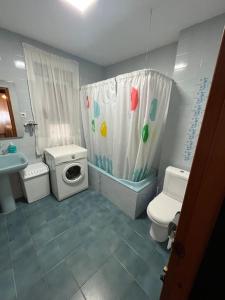 een badkamer met een toilet en een douchegordijn bij Casa El Lloreu in Antimio de Abajo