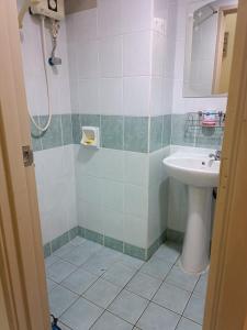 La salle de bains est pourvue d'un lavabo et d'une douche. dans l'établissement Sofea Inn Bukit Merah - Laketown A6172, à Kampong Selemat